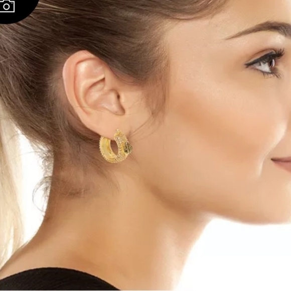 💛🔹️Kurt Geiger🔹️ London Signature Eagle Pavé Huggie Hoop Earrings  Gold Tone - Picture 4 of 10